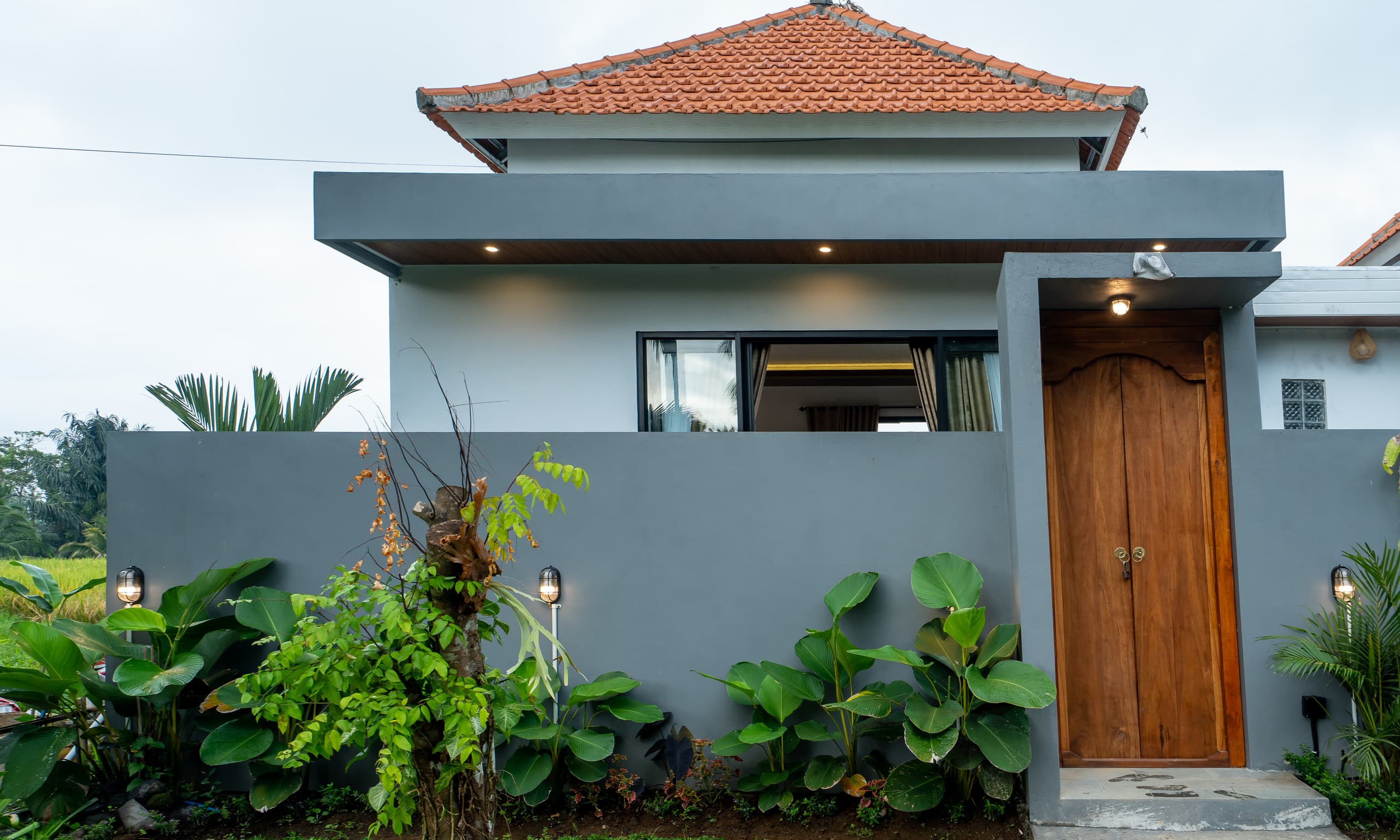 A Serene Tropical Oasis with Modern Comforts — photo 2