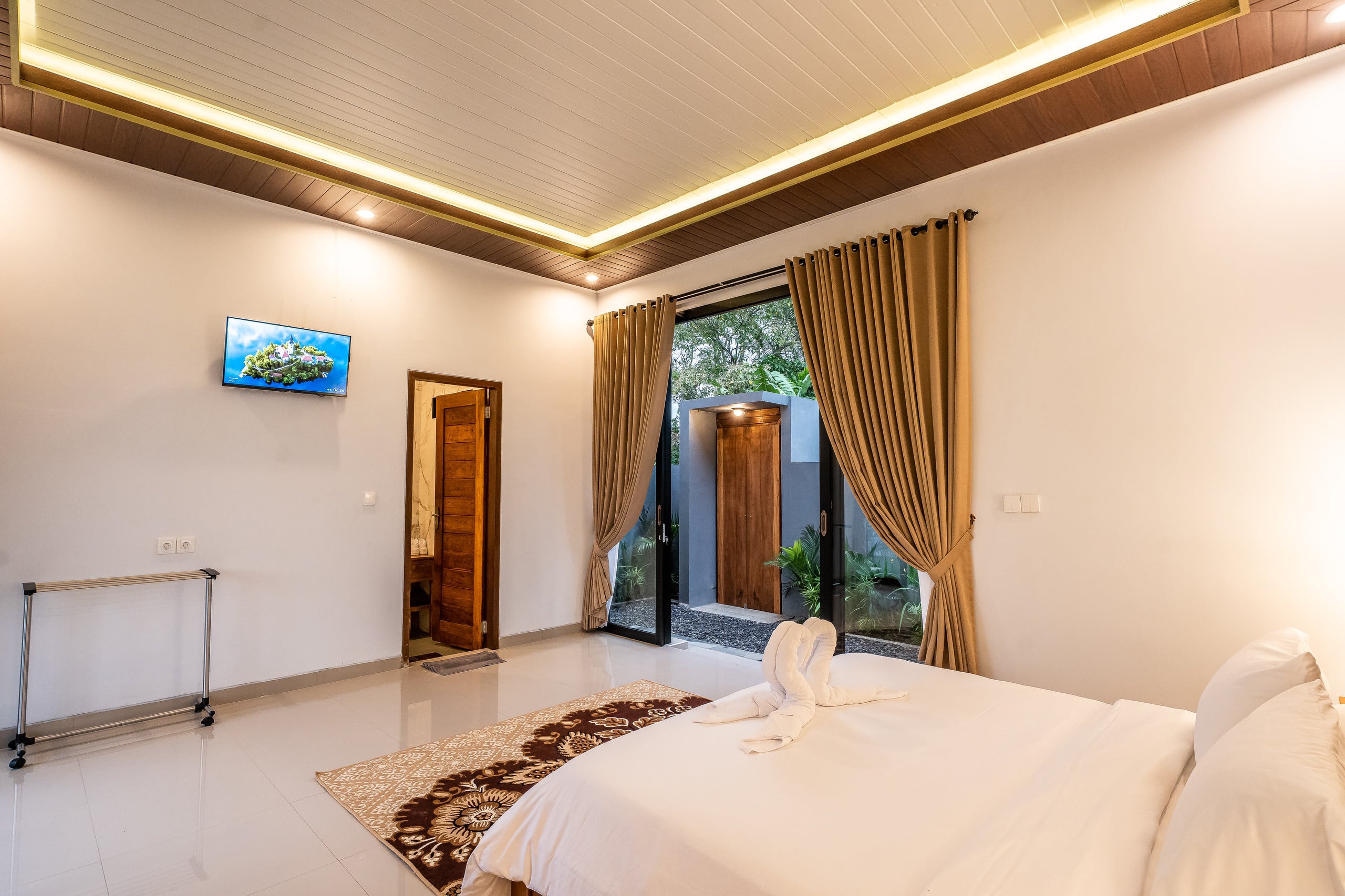 A Serene Tropical Oasis with Modern Comforts 12