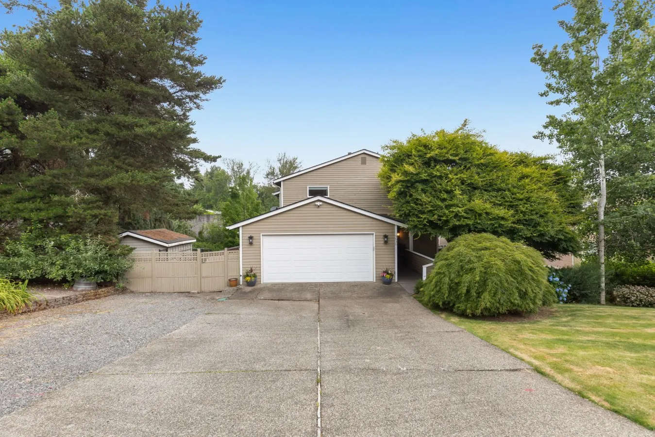 Elegant & Spacious | Huge Yard - Office - Parking! — photo 2