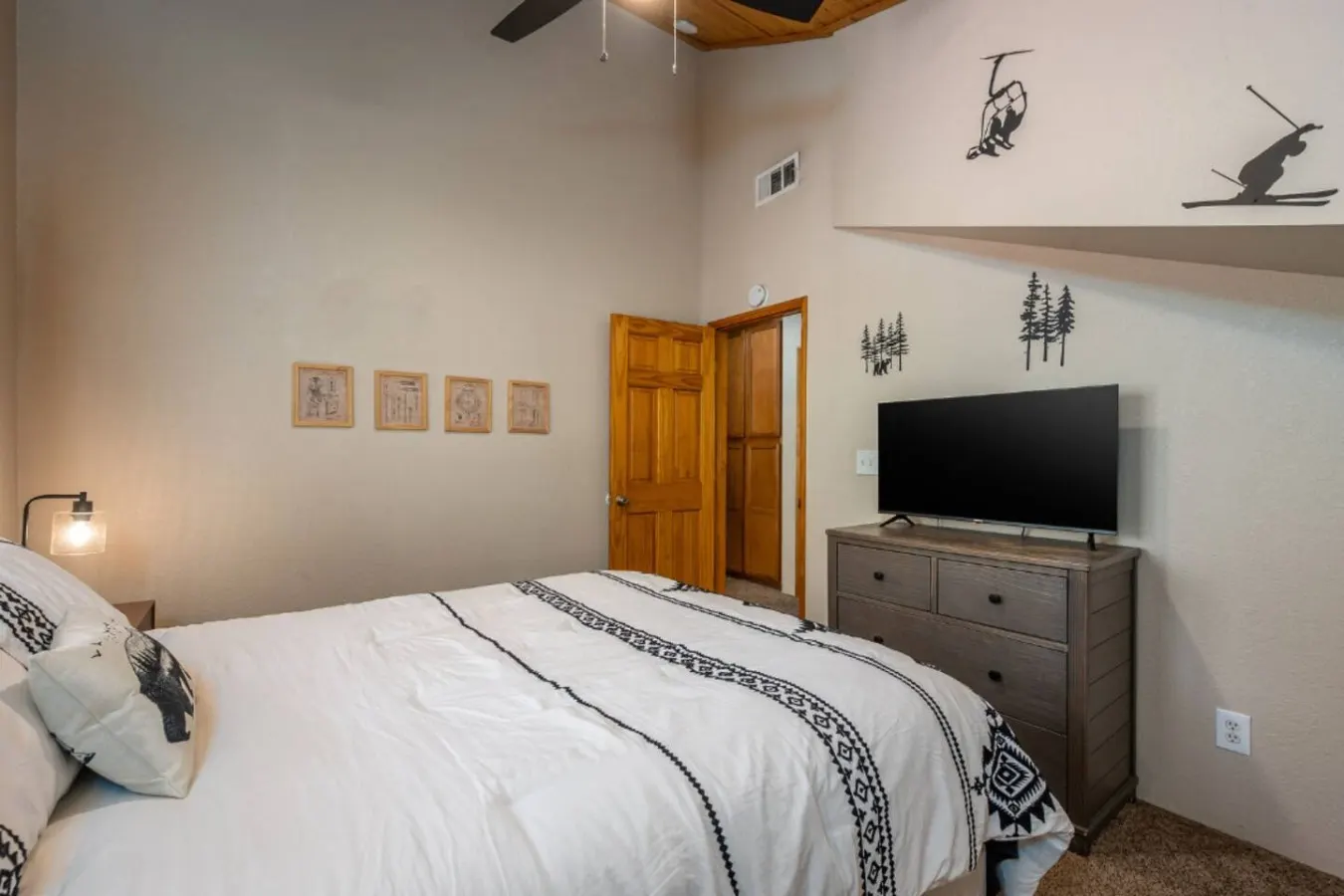 Pups and Pine Lodge w/ BBQ Deck, Hot tub & Games 20