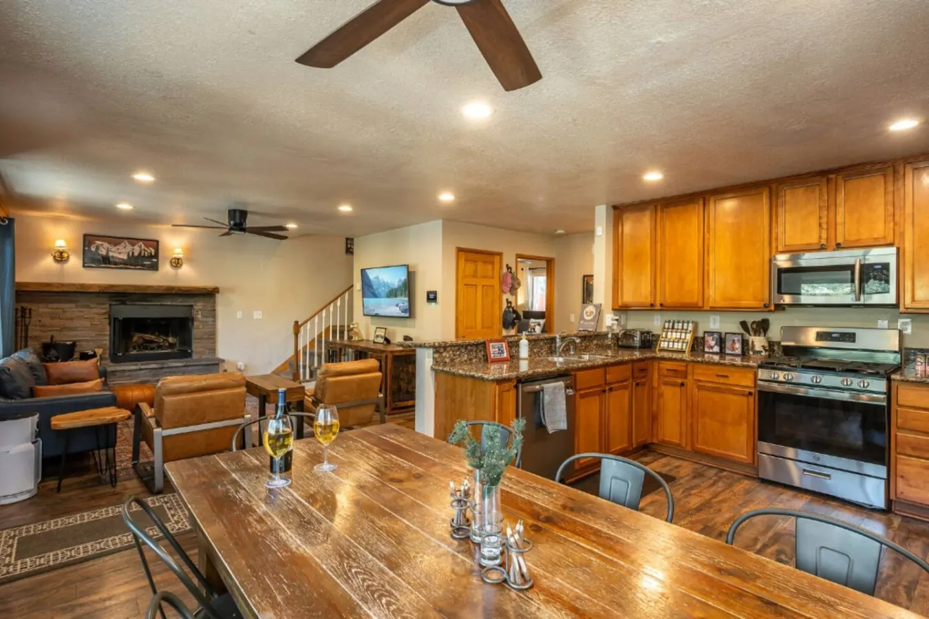 Pups and Pine Lodge | w/ BBQ Deck, Hot tub & Games — photo 3