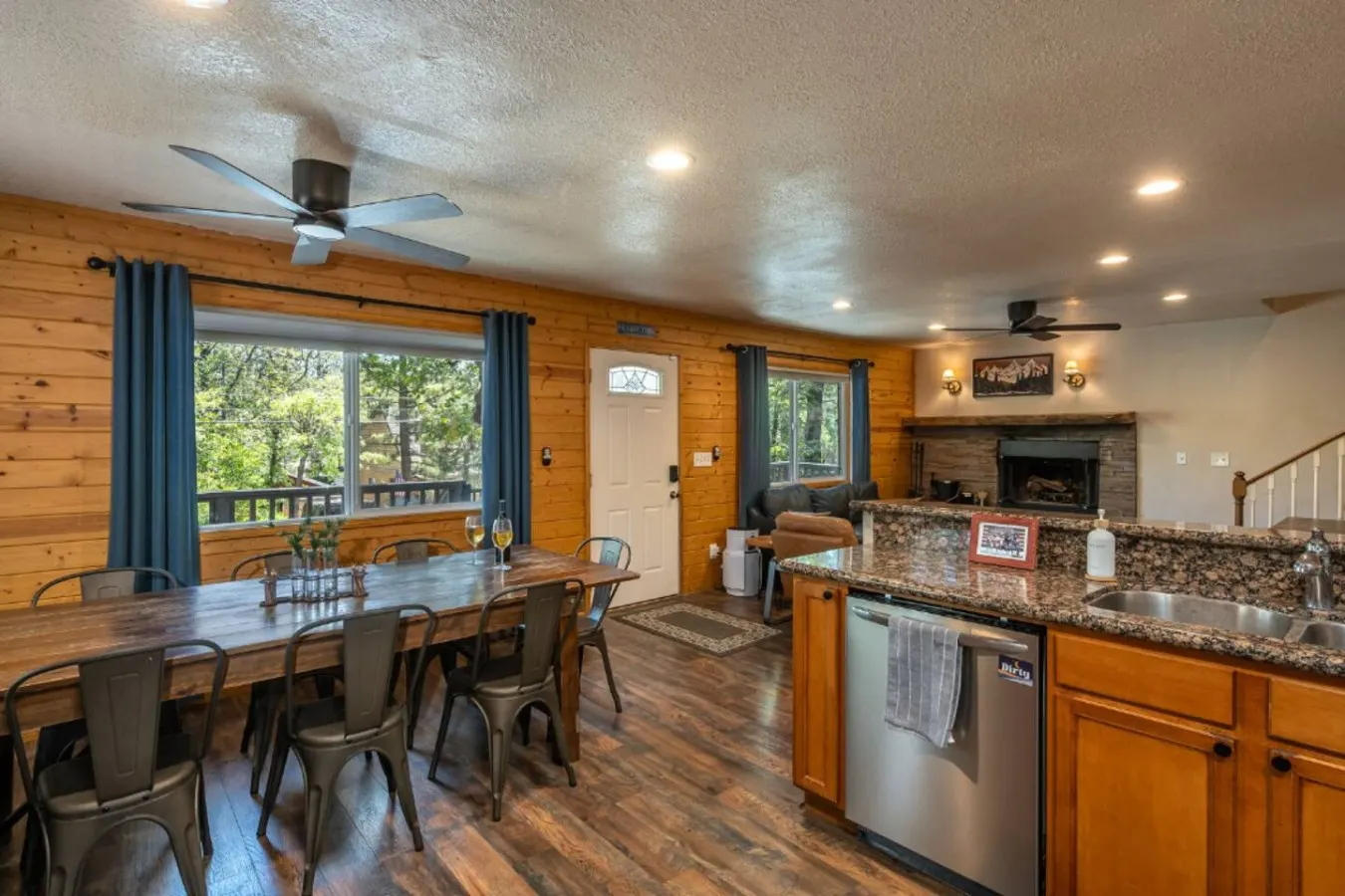 Pups and Pine Lodge w/ BBQ Deck, Hot tub & Games 7