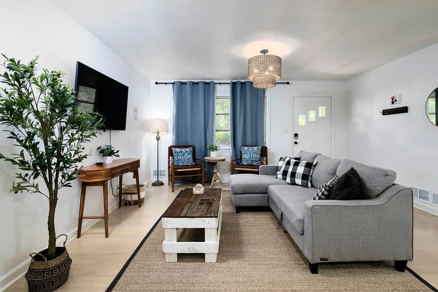 Newly Renovated Cozy 4 Bedroom with King Bed l 10 min from Brave Stadium