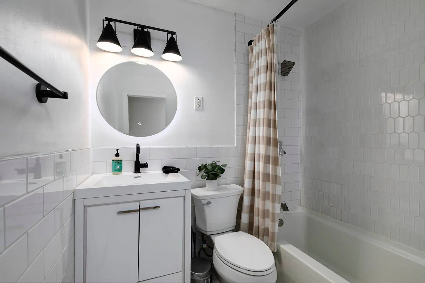 Newly Renovated Cozy 4 Bedroom with King Bed l 10 min from Brave Stadium 12
