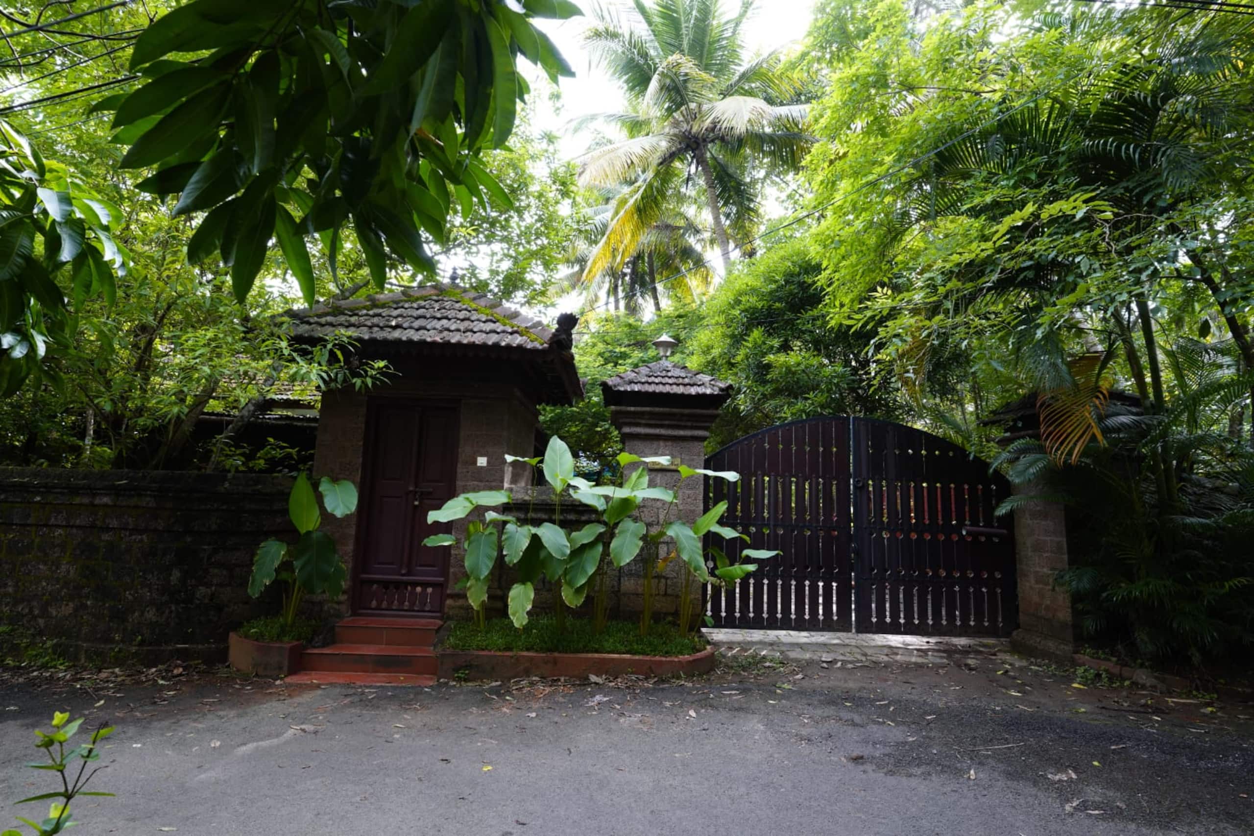 Guruvayoor courtyard illam Heritage l 4BH AC VILLA 21