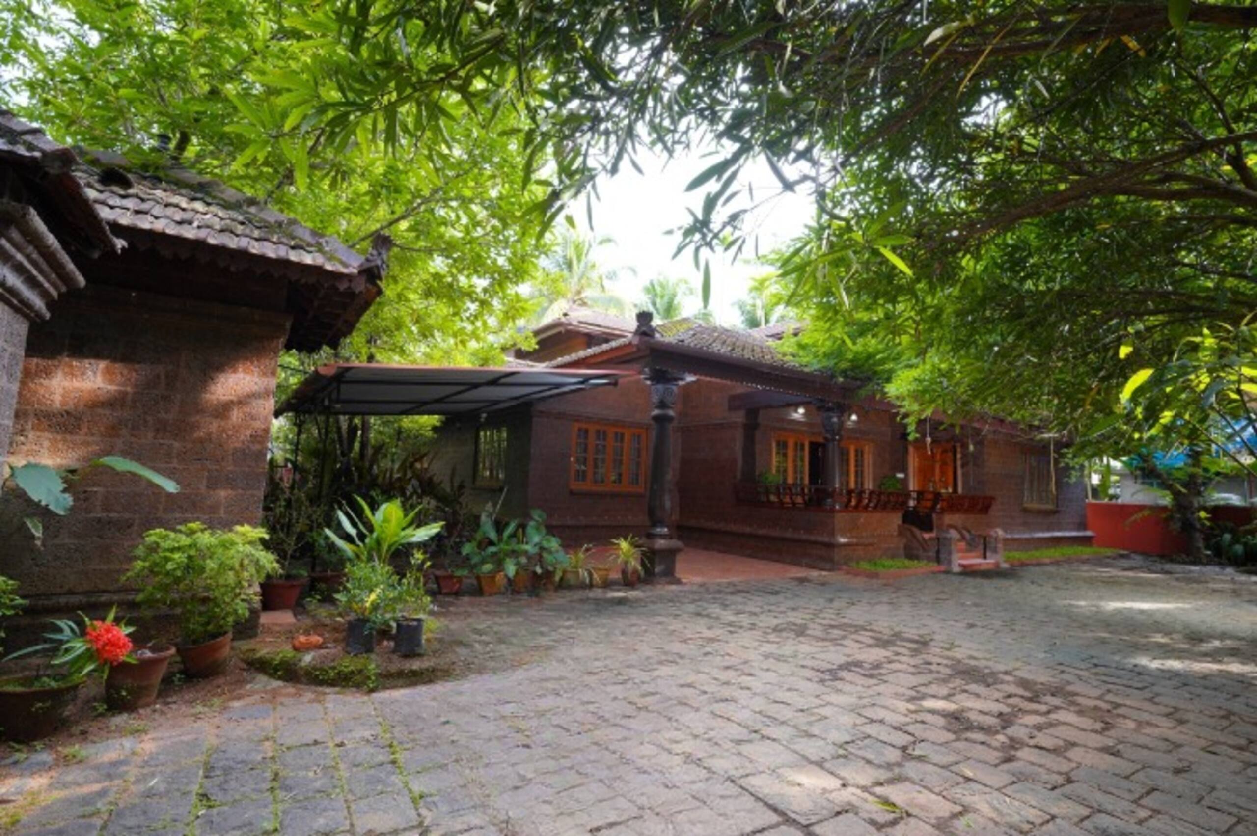 Guruvayoor courtyard illam Heritage l 4BH AC VILLA 4