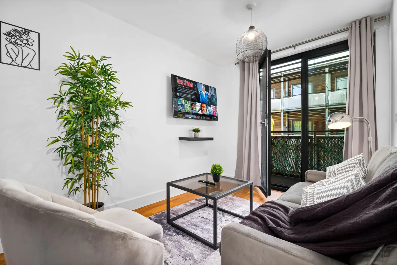 Stylish Arcadian Apartment - Secure Parking - Balcony