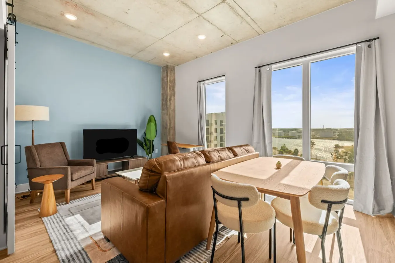 Elegant 1BR Walkable to Dining, Pool + Gym