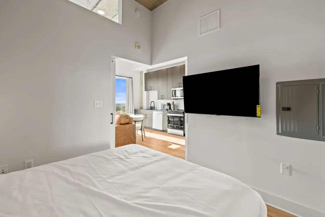 Elegant 1BR Walkable to Dining, Pool + Gym 10