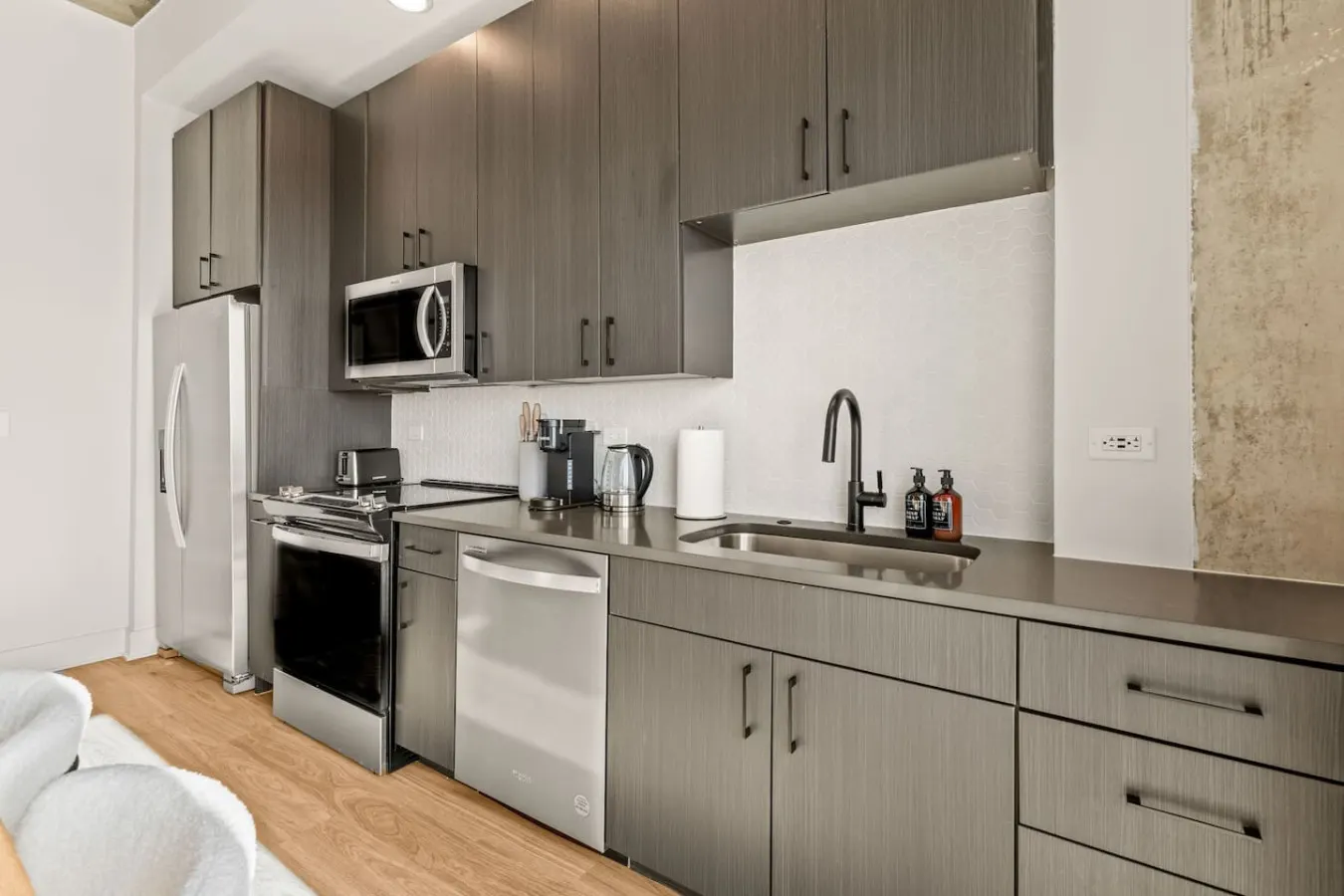 Elegant 1BR Walkable to Dining, Pool + Gym 11