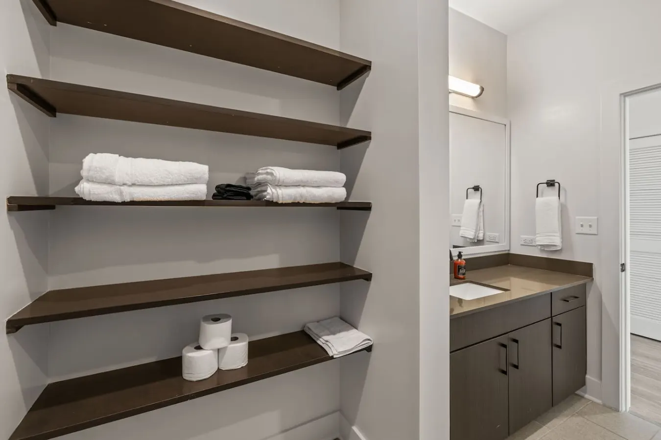Elegant 1BR Walkable to Dining, Pool + Gym 13