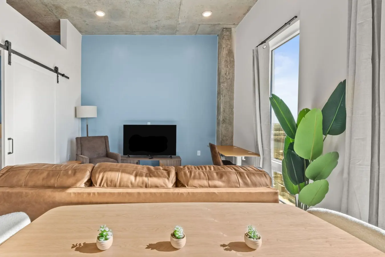 Elegant 1BR Walkable to Dining, Pool + Gym 8