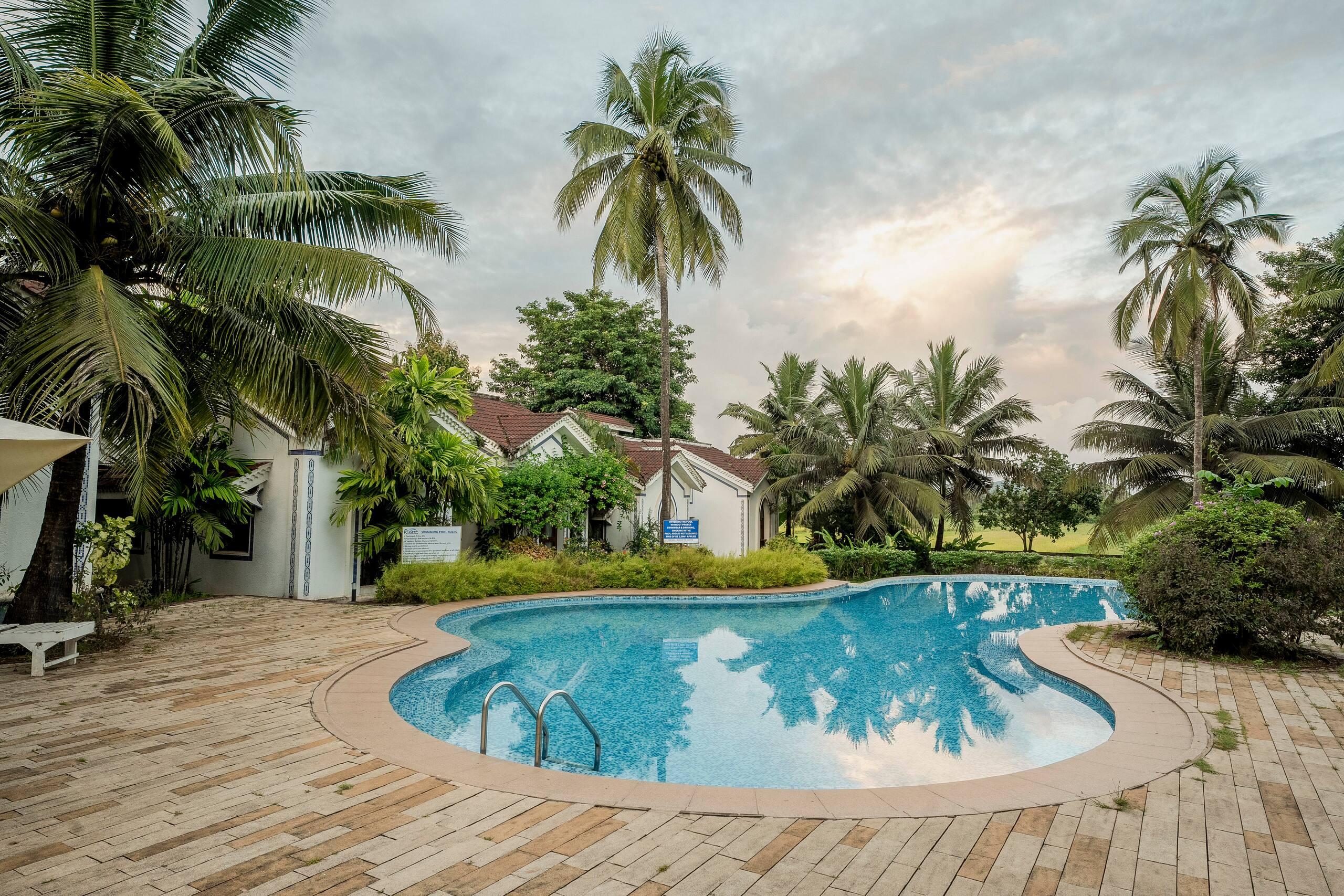2BHK Penthouse w/ Pool & Balcony, 5min to Thalassa 16