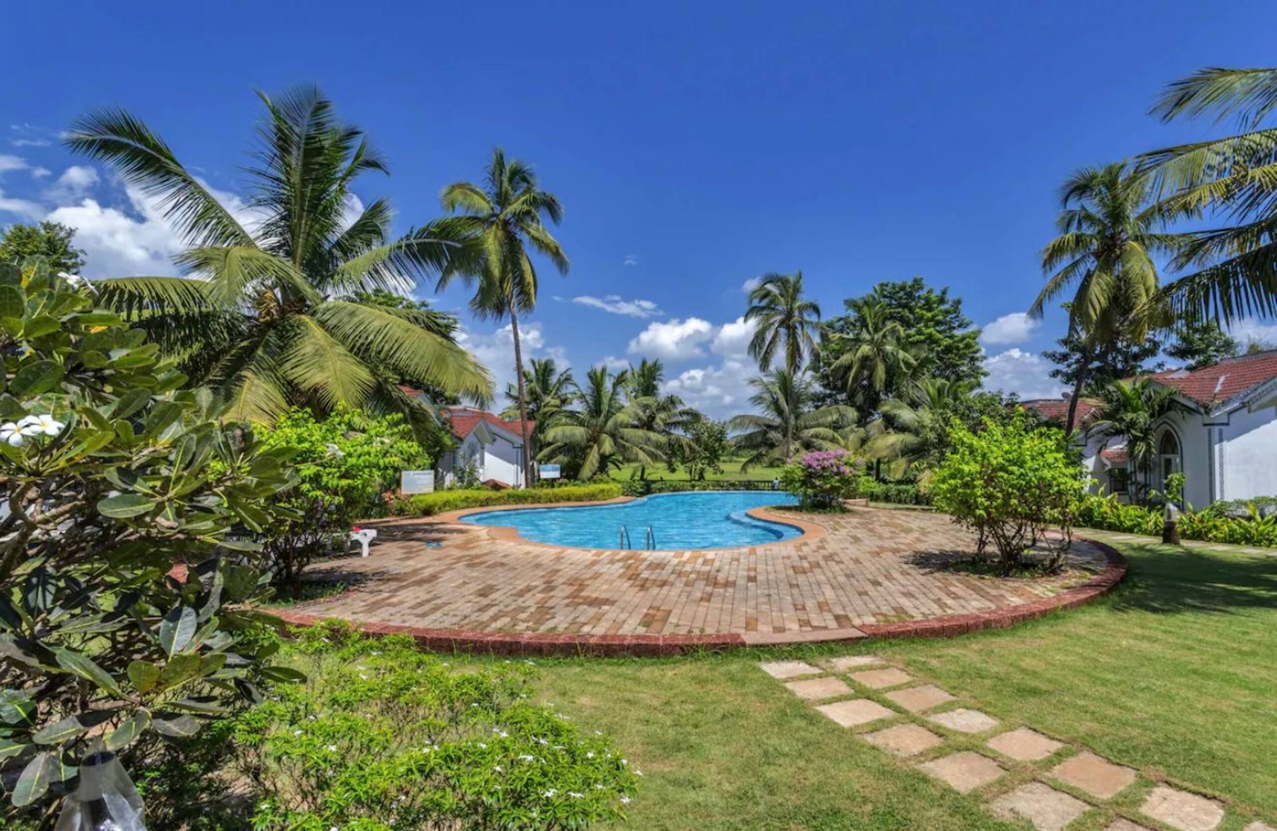 2BHK Penthouse w/ Pool & Balcony, 5min to Thalassa 15