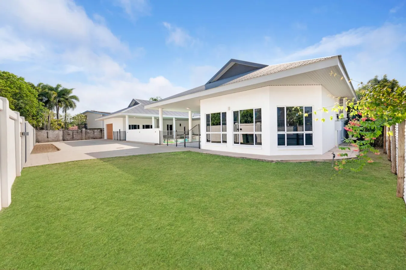 Majestic Manor: Stylish Super Home ~ Pool ~ BBQ — photo 2
