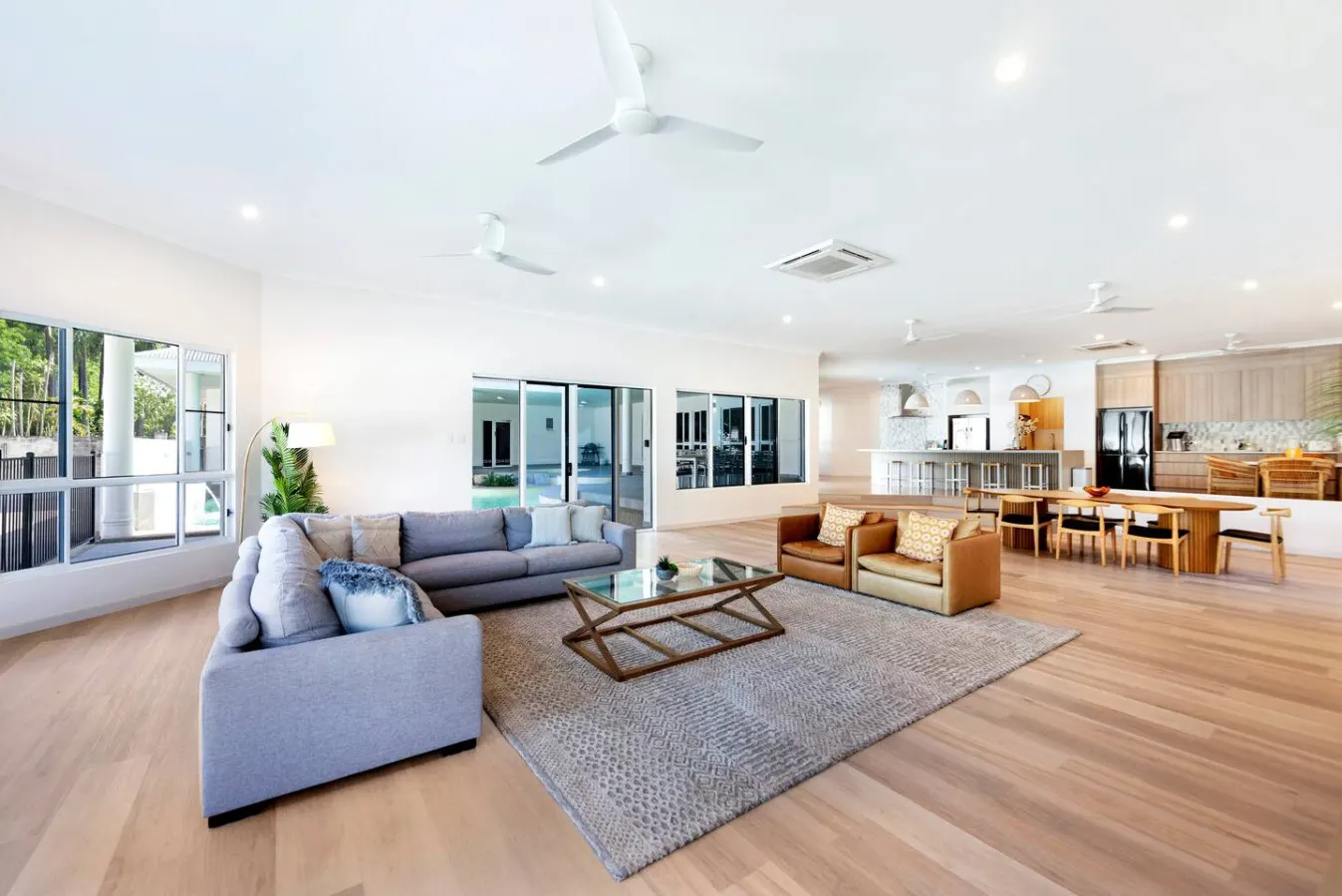 Majestic Manor: Stylish Super Home ~ Pool ~ BBQ 9