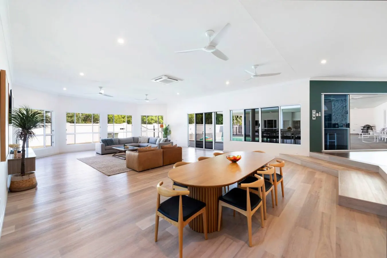 Majestic Manor: Stylish Super Home ~ Pool ~ BBQ 11