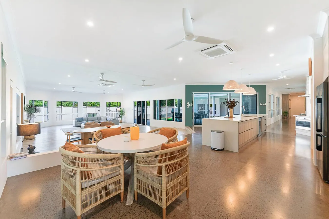 Majestic Manor: Stylish Super Home ~ Pool ~ BBQ 13