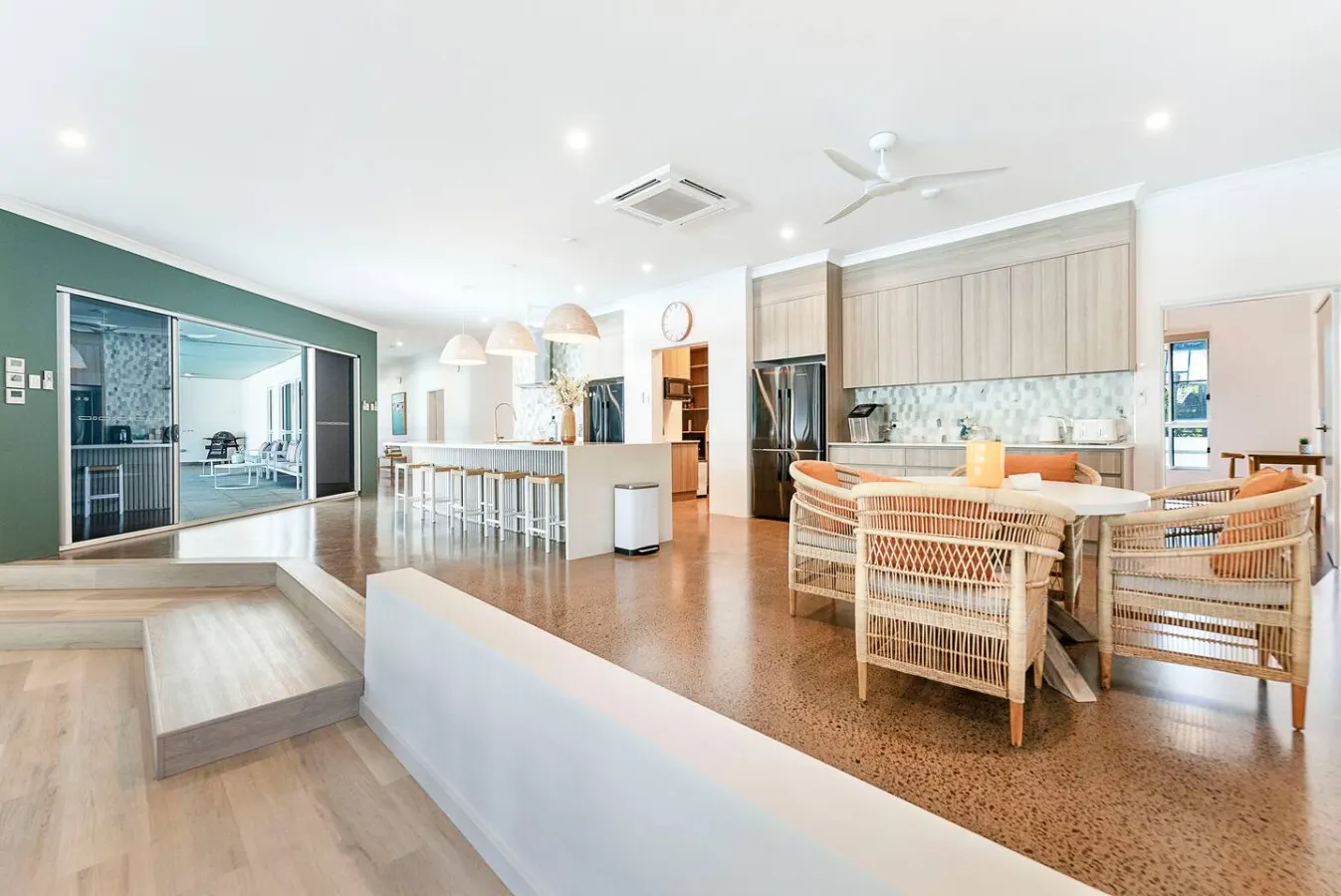 Majestic Manor: Stylish Super Home ~ Pool ~ BBQ 14