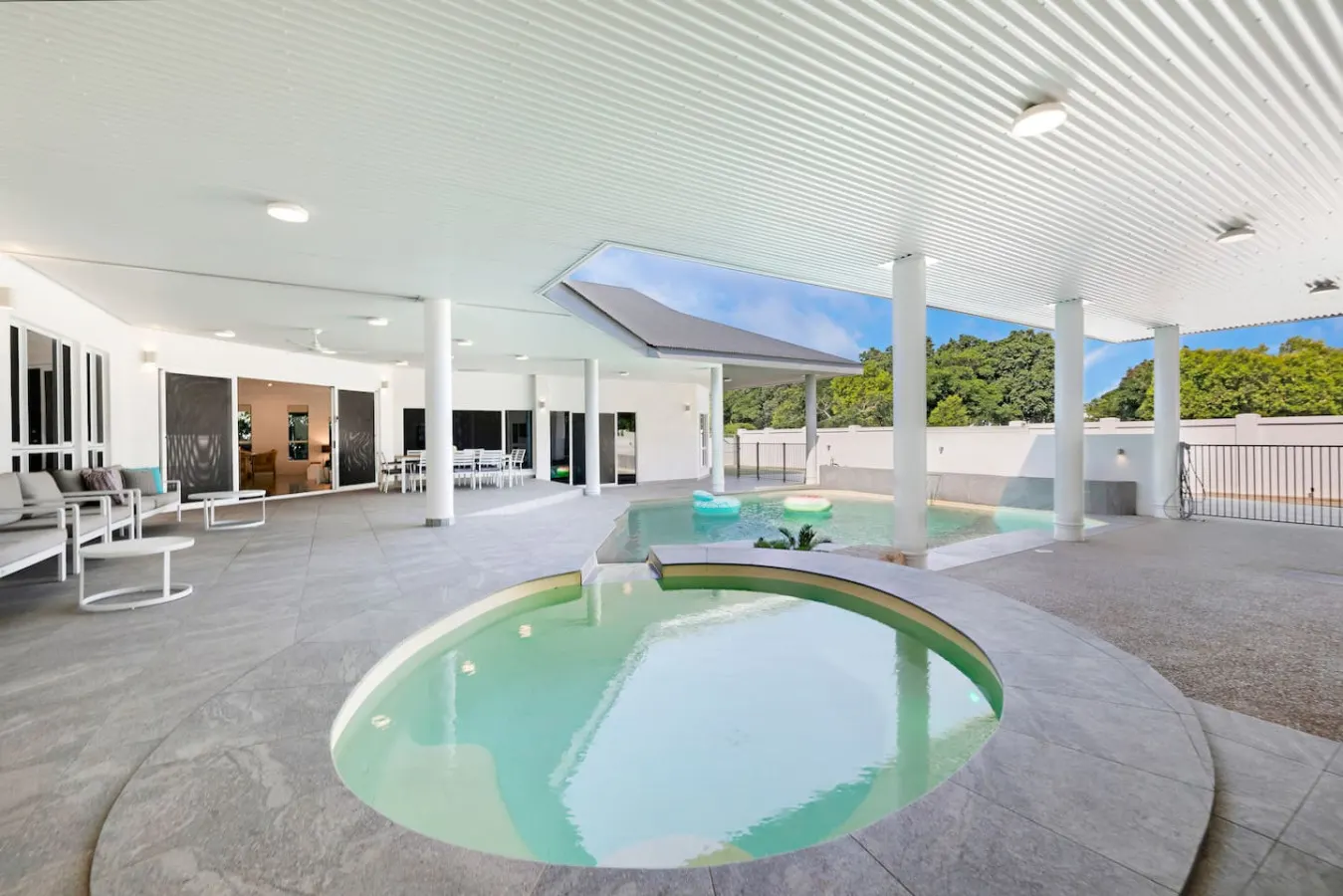 Majestic Manor: Stylish Super Home ~ Pool ~ BBQ — photo 4