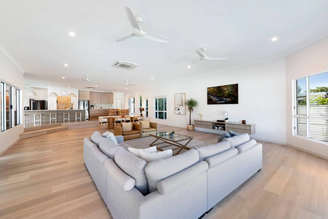 Majestic Manor: Stylish Super Home ~ Pool ~ BBQ 6