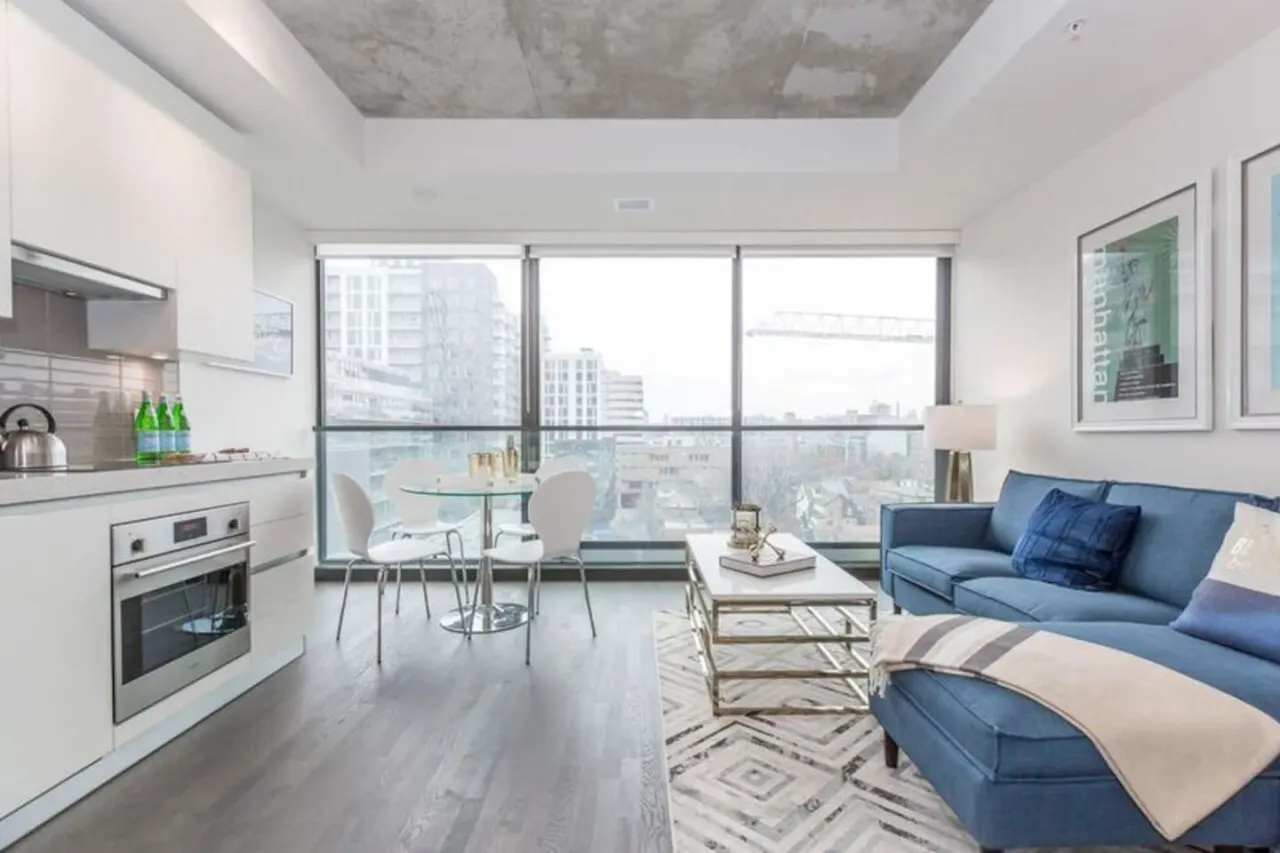 Luxury Living Modern 1BR Popular King West 2