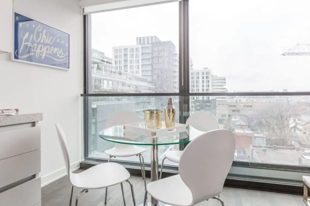 Luxury Living Modern 1BR Popular King West 9