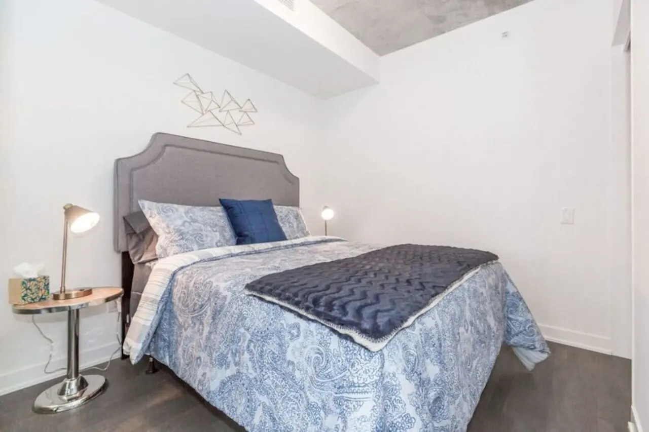 Luxury Living Modern 1BR Popular King West 10