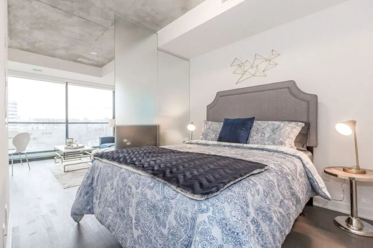 Luxury Living Modern 1BR Popular King West 11
