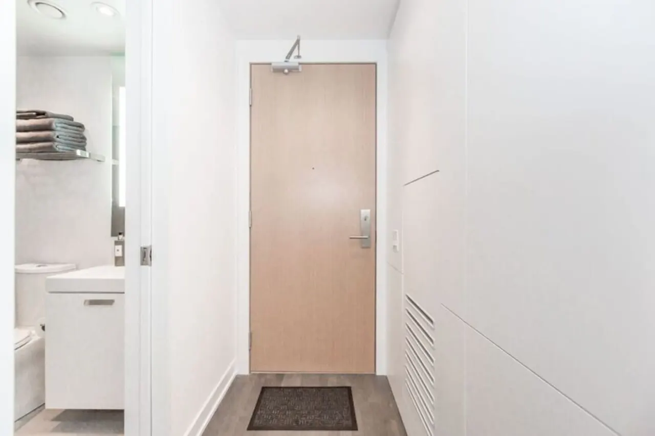 Luxury Living Modern 1BR Popular King West 12