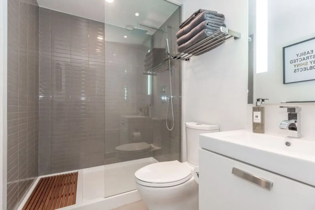 Luxury Living Modern 1BR Popular King West 13