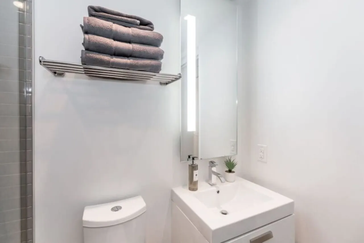 Luxury Living Modern 1BR Popular King West 15