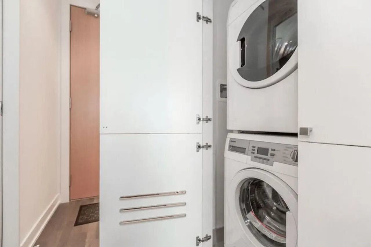 Luxury Living Modern 1BR Popular King West 16