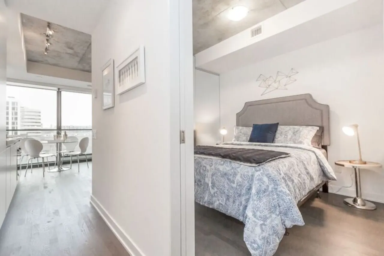 Luxury Living Modern 1BR Popular King West 17