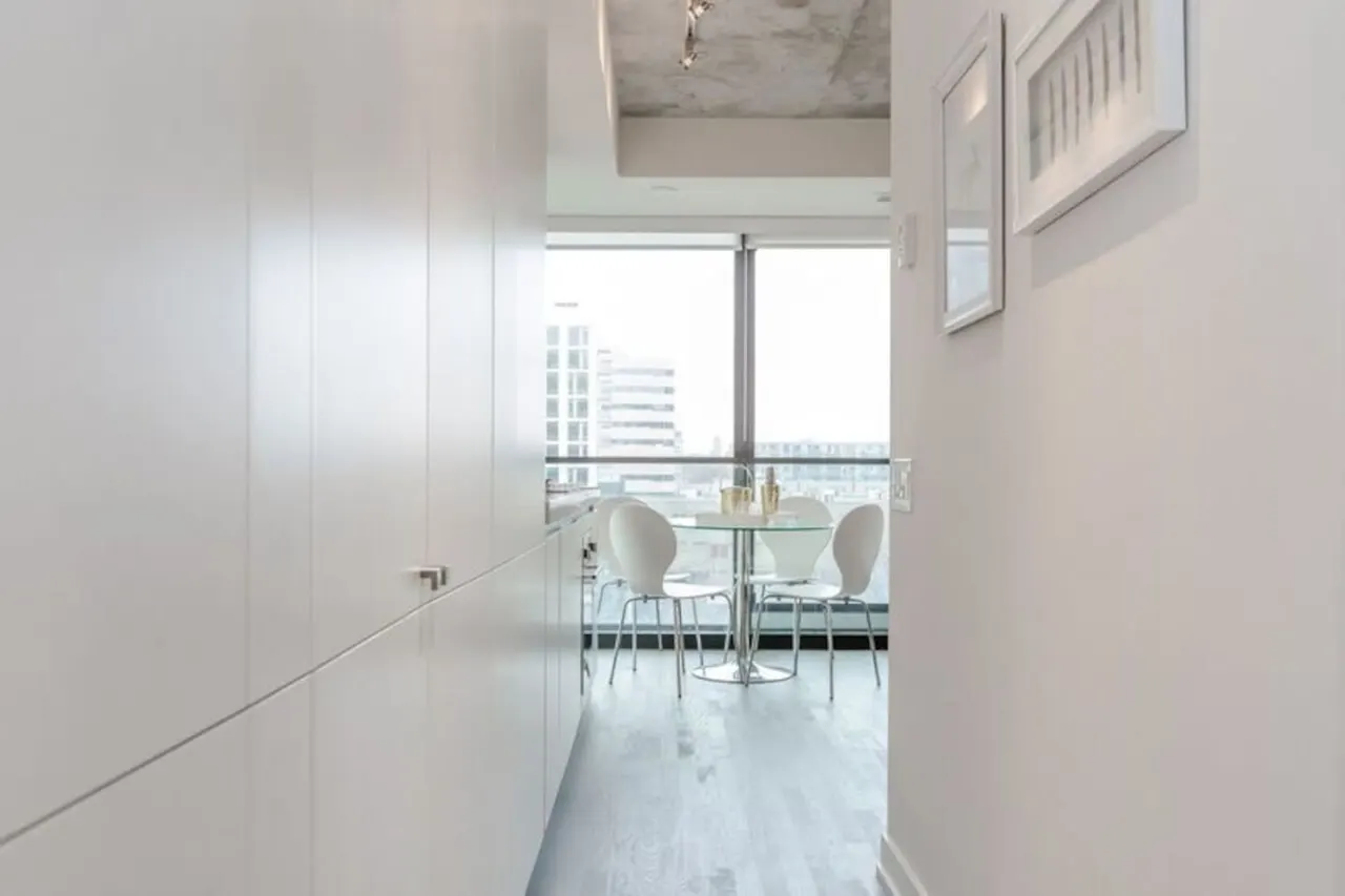 Luxury Living Modern 1BR Popular King West 18