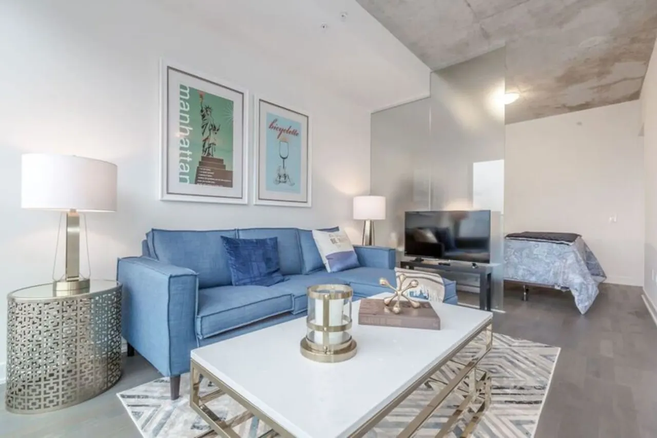 Luxury Living Modern 1BR Popular King West 3