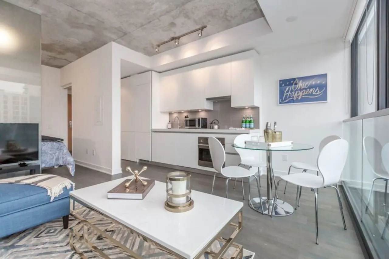 Luxury Living Modern 1BR Popular King West 5