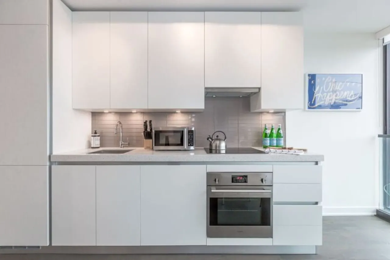 Luxury Living Modern 1BR Popular King West 6