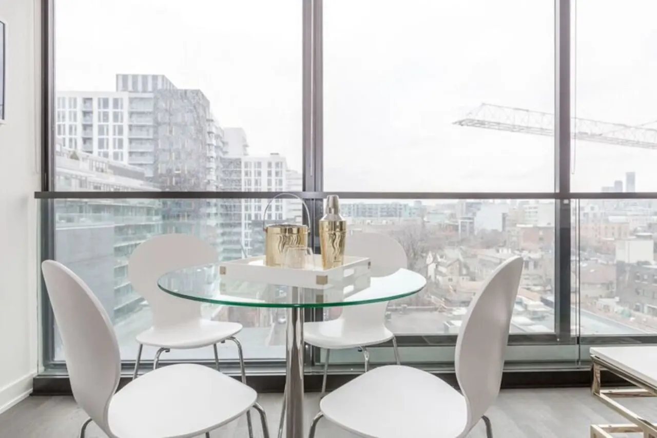 Luxury Living Modern 1BR Popular King West 8