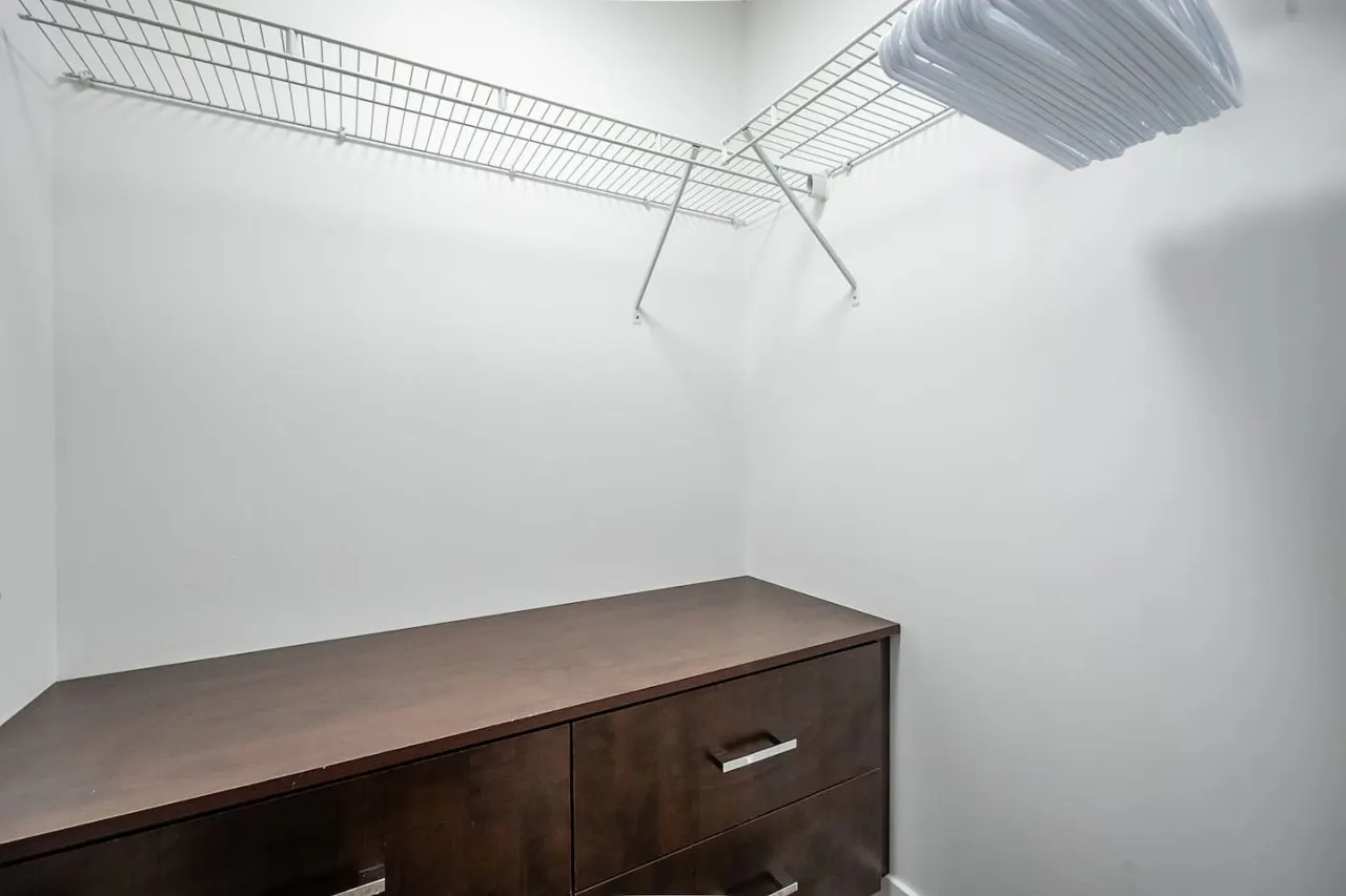Luxury 1BR Luxury Condo Sleeps 4 Free Parking 16