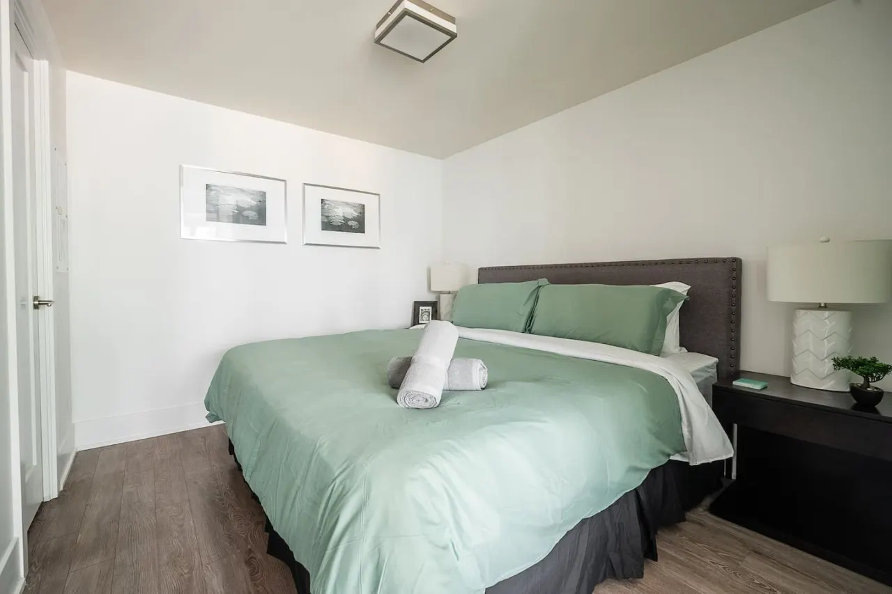 Luxury 1BR Luxury Condo Sleeps 4 Free Parking 3