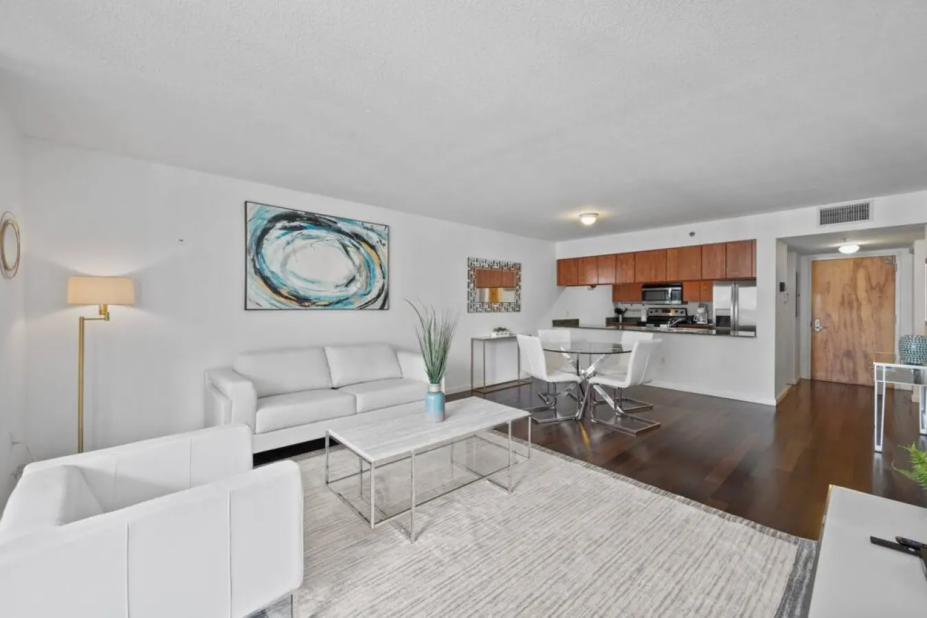 Well Located Unit with parking - Heart Of Brickell — photo 2