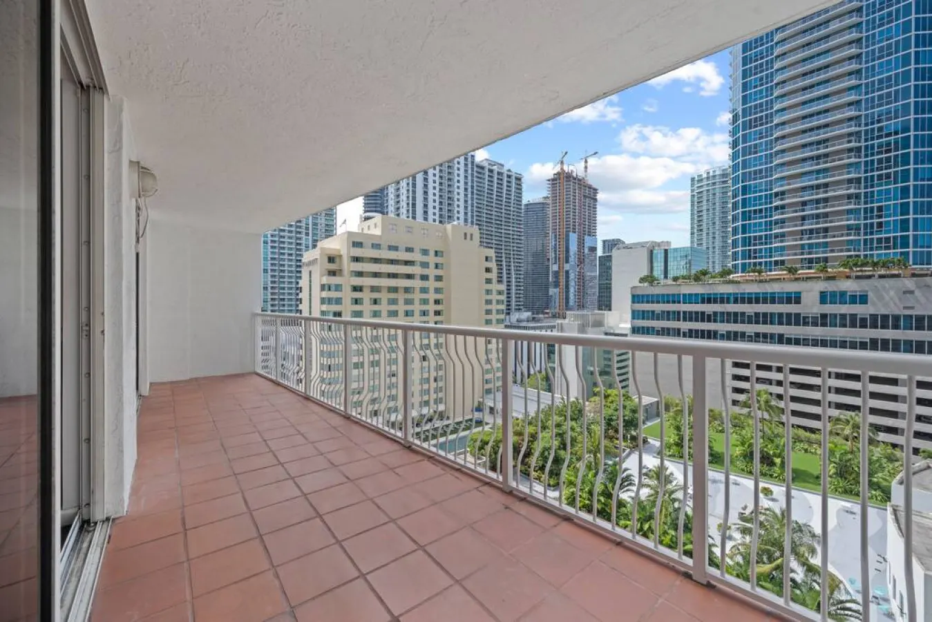 Well Located Unit with parking - Heart Of Brickell 15