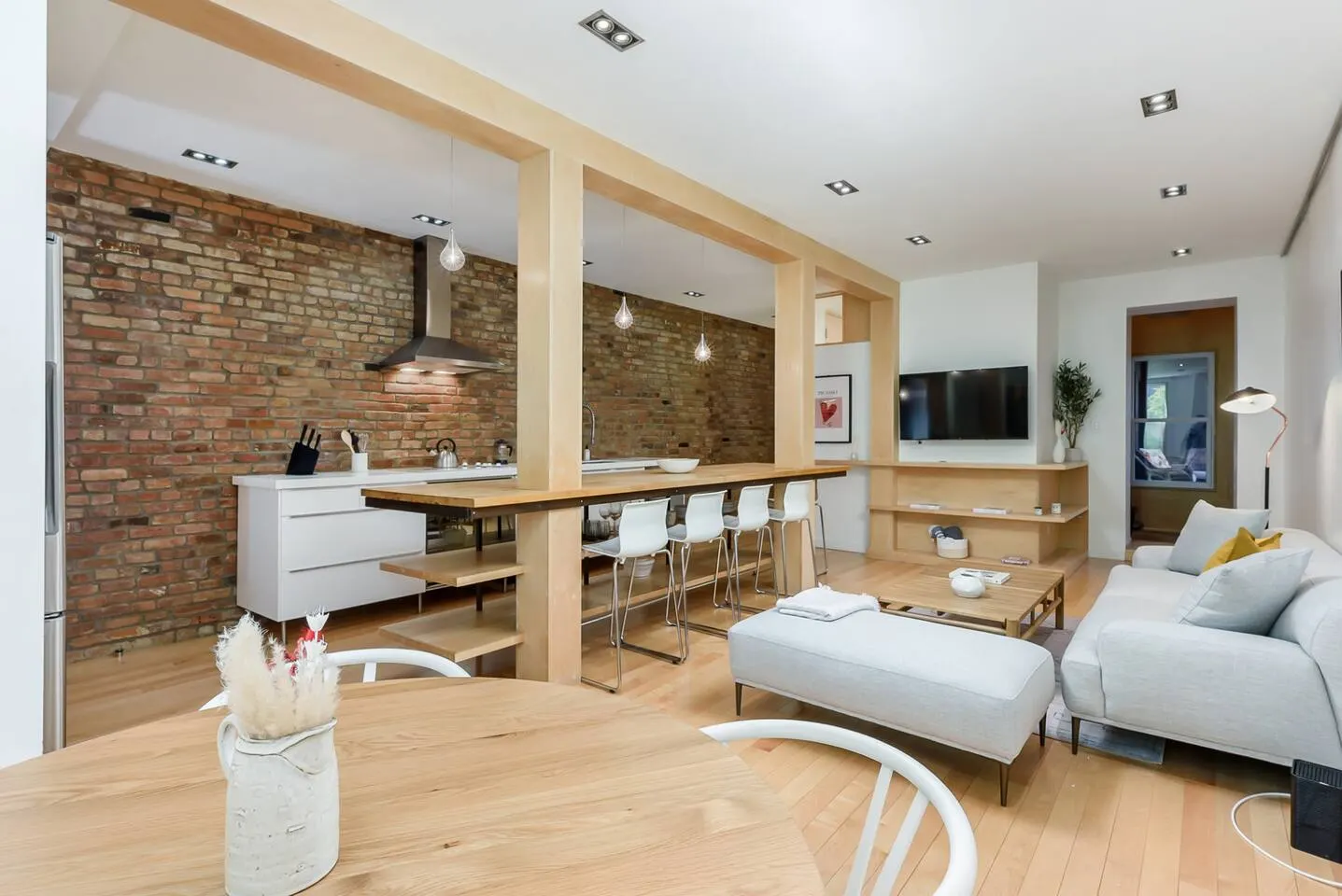 Luxury Retreat in Le Plateau with Outdoor Patio 3
