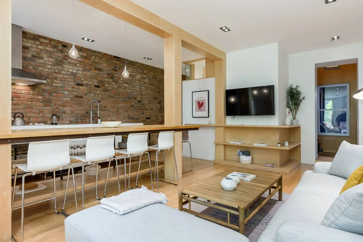 Luxury Retreat in Le Plateau with Outdoor Patio 7