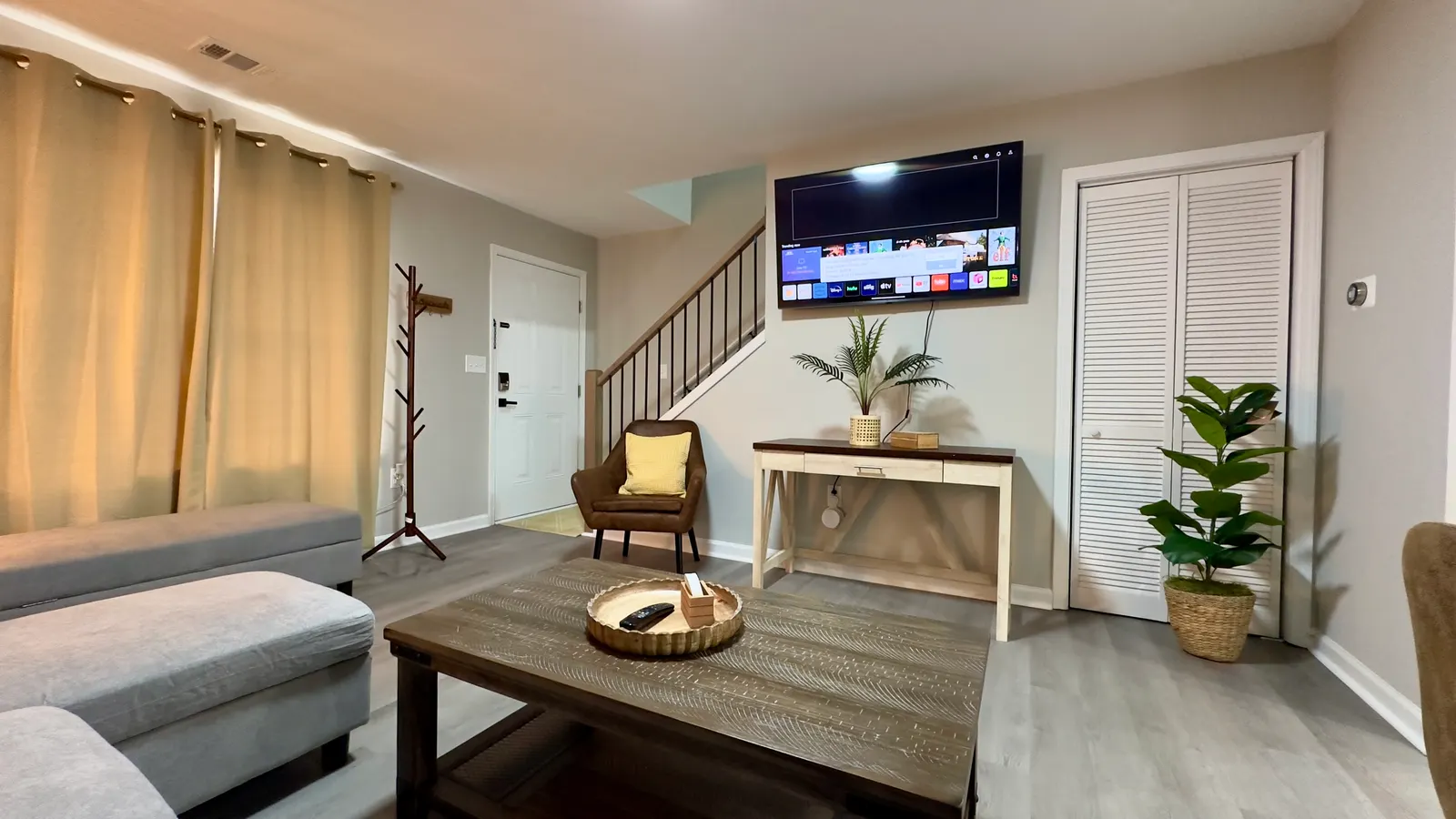 Serene Oakwood Townhouse — photo 4
