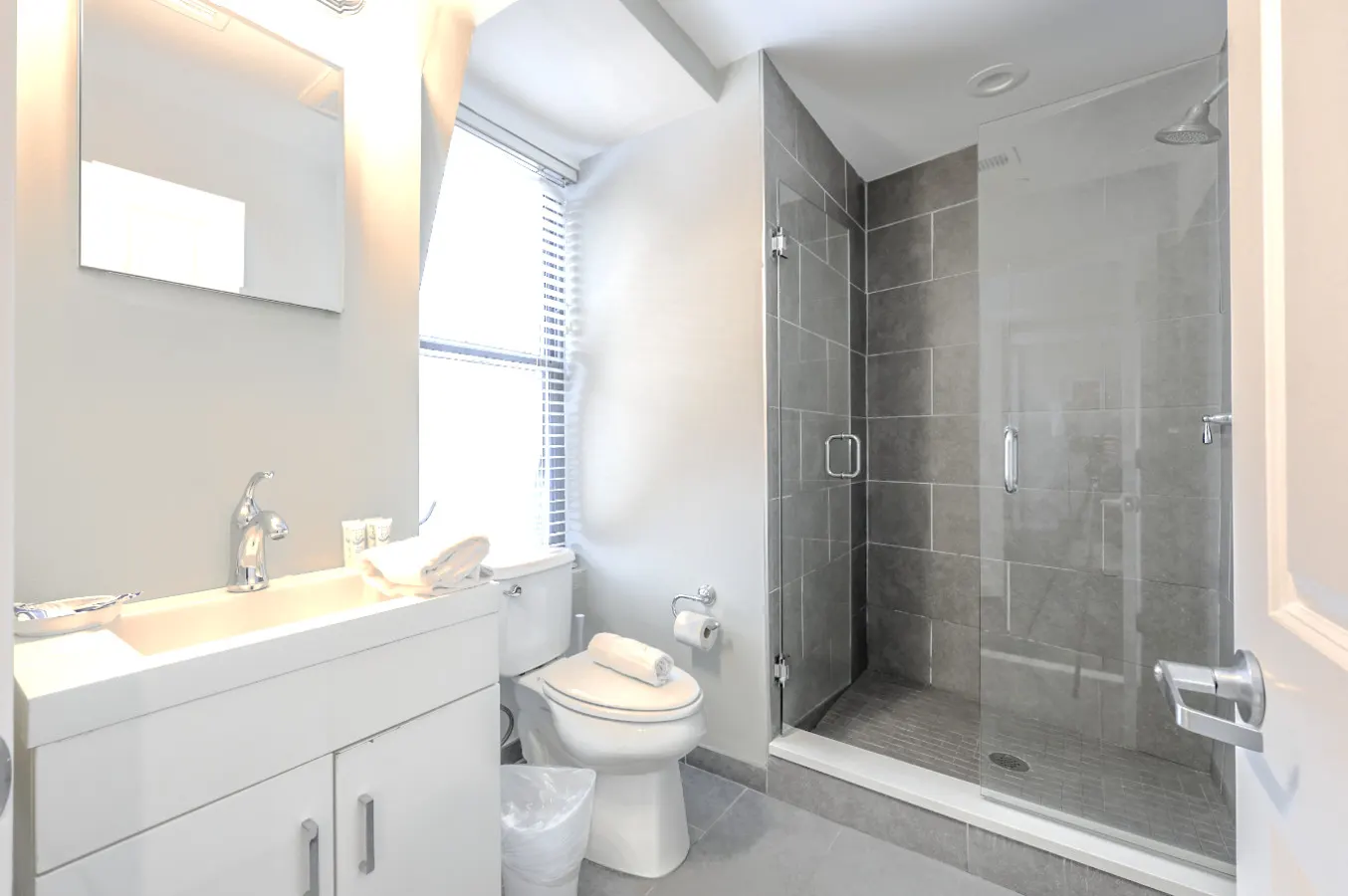 New! Lovely 1br FIDI District Keyless Entry 4