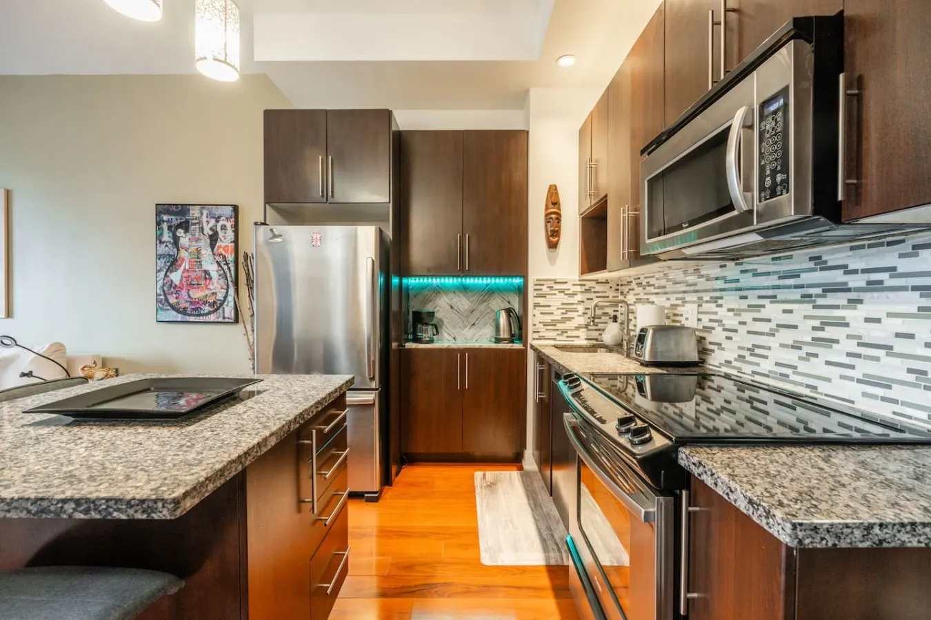 Bright Stylish Condo Great Location City Views 9