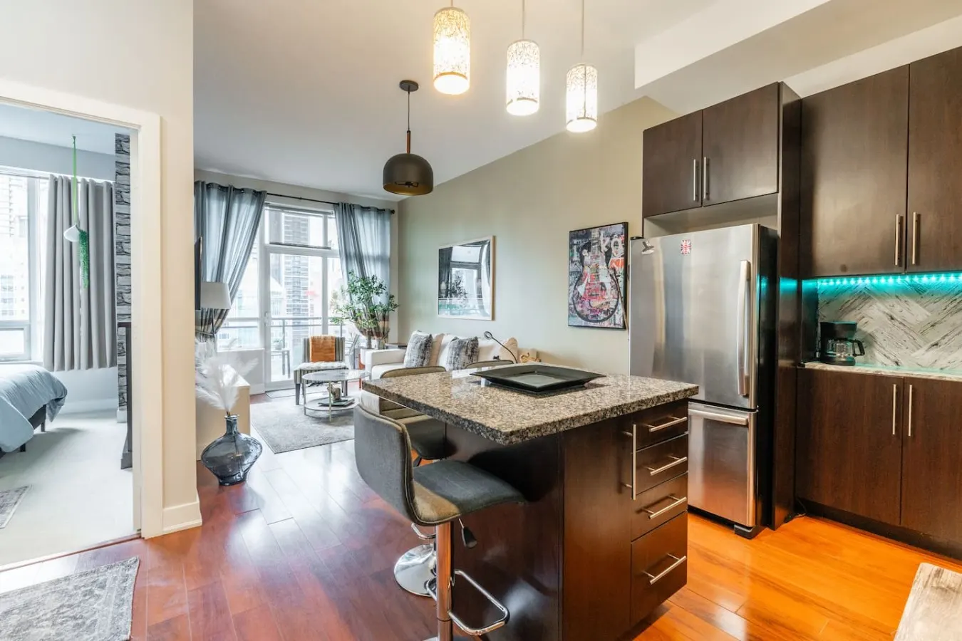 Bright Stylish Condo Great Location City Views 10
