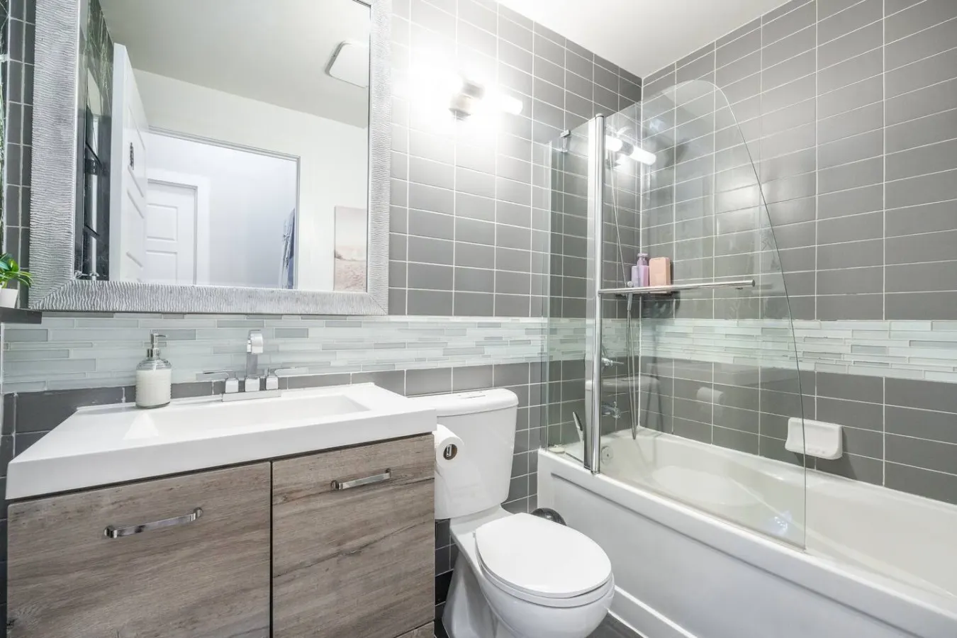 Bright Stylish Condo Great Location City Views 11